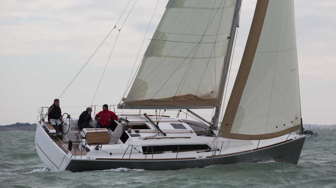 Dufour 382 GL : polyvalent à l'intérieur, fonctionnel à l'extérieur