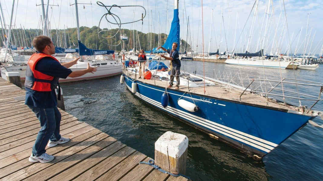 Mooring and unmooring: 15 tips for better harbour manoeuvres