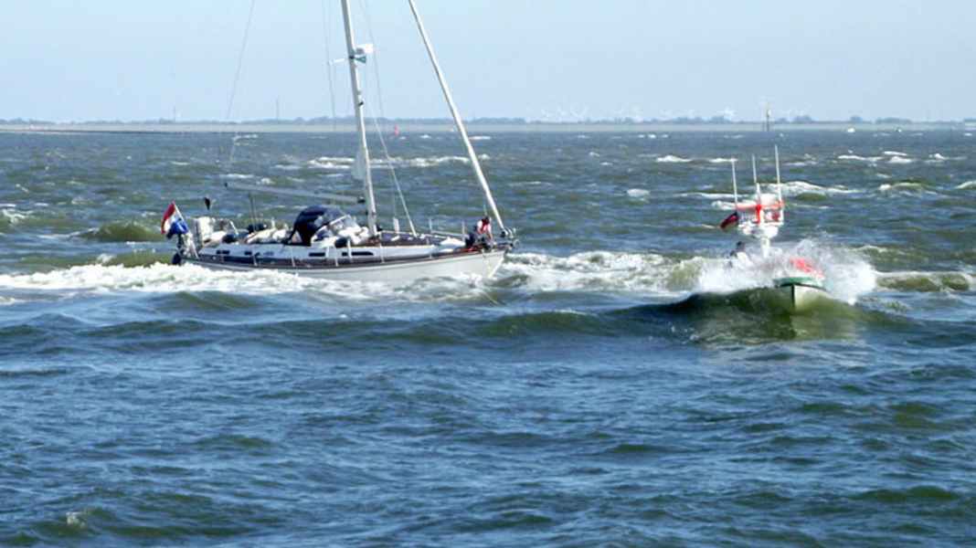 Emergency at sea: Rescue from safe stranding