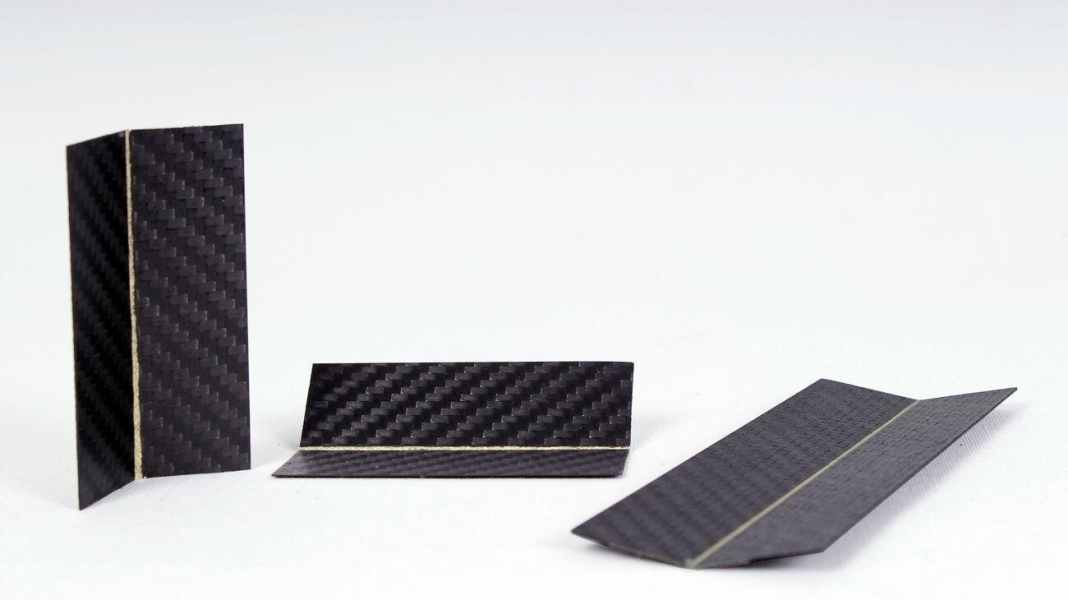 Accessori interni: Si può piegare: cerniera ultraleggera in fibra di carbonio