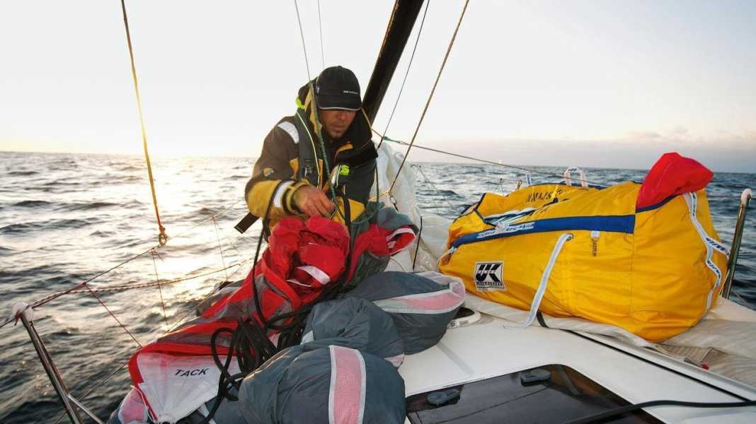 Seamanship: Spinnaker or gennaker: Packing the space sails correctly