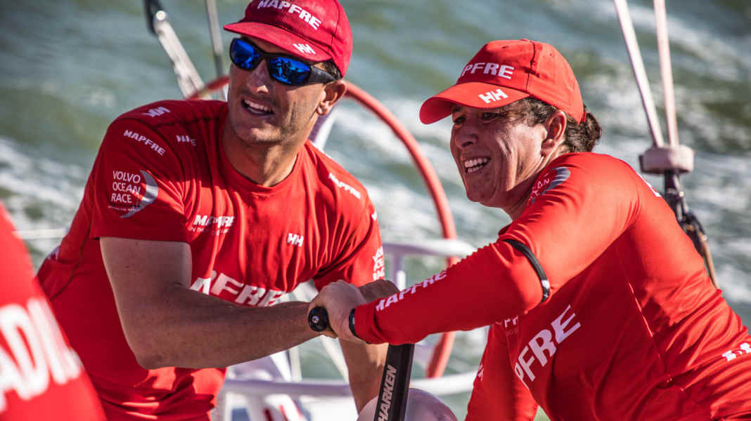 Volvo Ocean Race : toutes les équipes ont pris le départ avec des fleurs de deuil : "Forever Fish !"