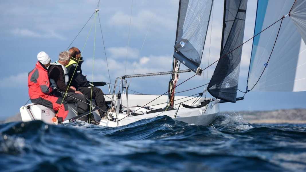 Testbericht: Kann die neue RS 21 den Sportboot-Bestseller J/70 ablösen?