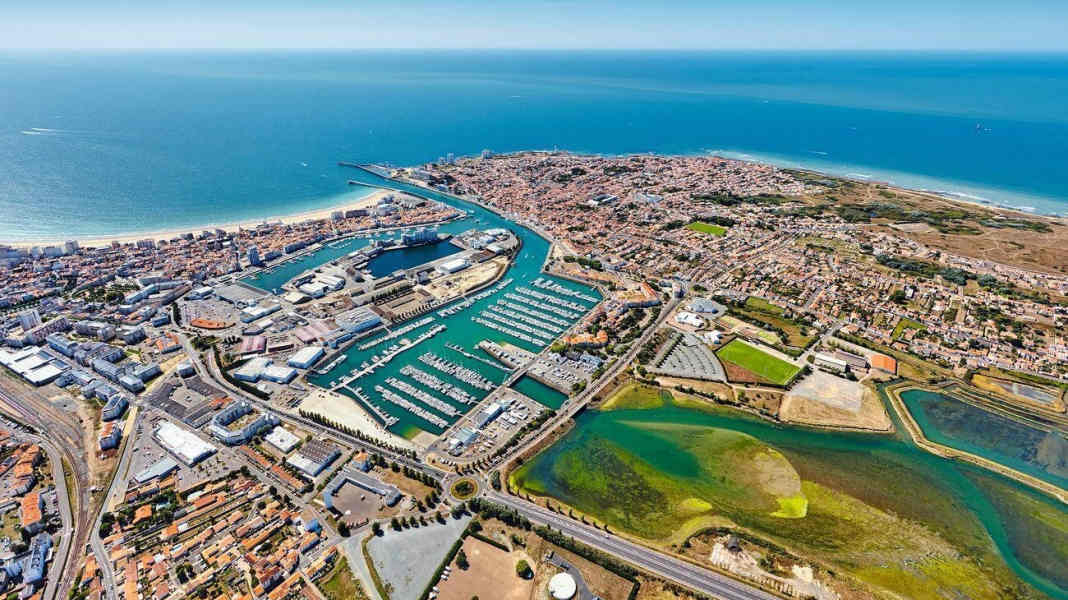 Portrait: Les Sables d'Olonne: harbour town of circumnavigators