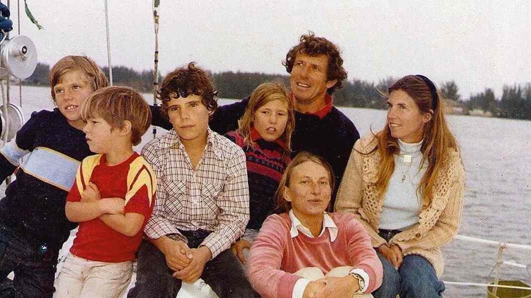 Blue water: il giro del mondo in barca a vela con la famiglia dal 1977 al 1984: documentario online