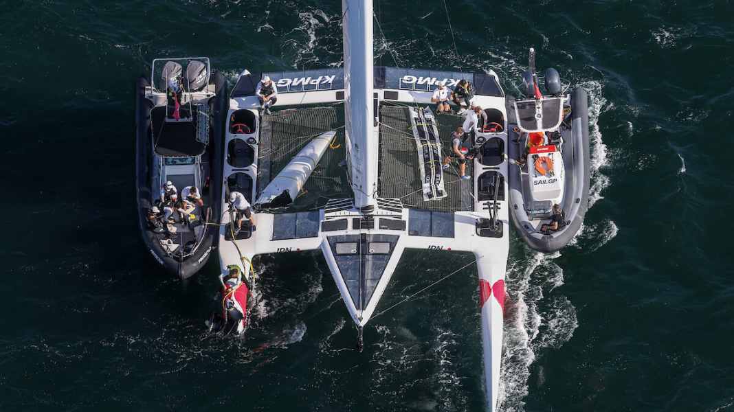 Breakage at the SailGP in Australia: In a crash between Brits and Japanese: Bow severed!