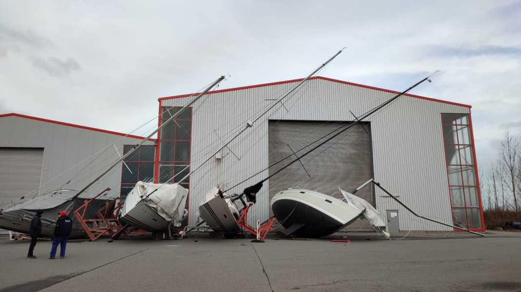 Storm damage: Hurricane "Zeynep" blows boats off the trestle