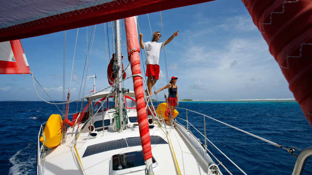 Eau bleue : double tour du monde à la voile : les nomades de la mer en interview