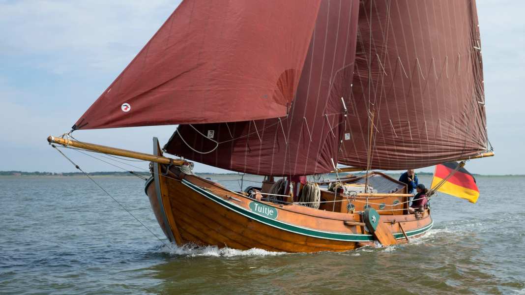 Flat bottom: School ship "Tuitje"