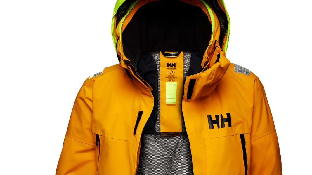 Abbigliamento: Nelle cerate invece che in mare: tuta offshore di Helly Hansen realizzata con rifiuti di plastica riciclati