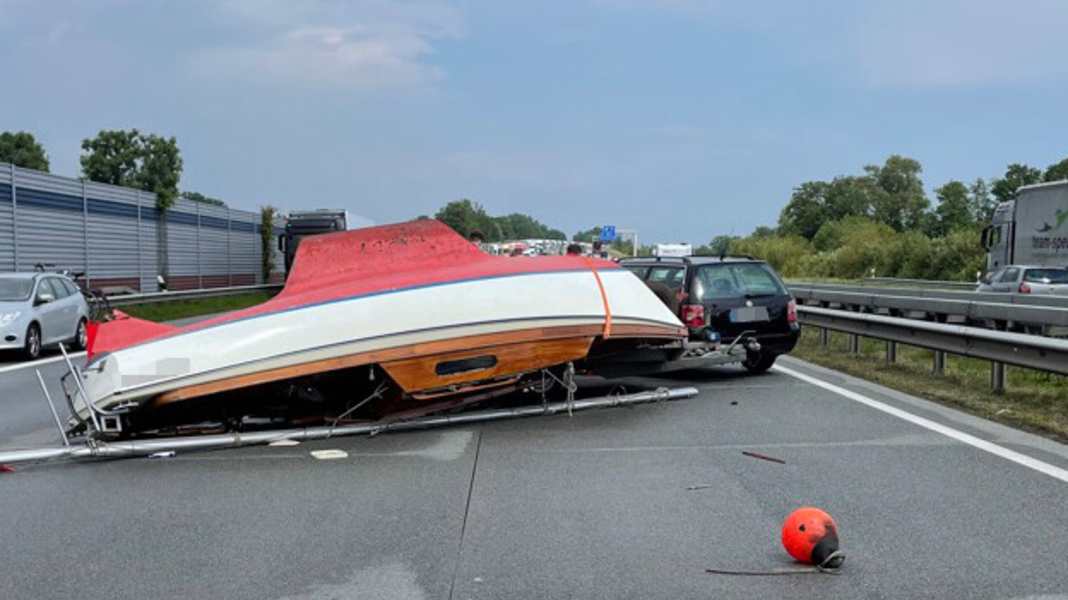 Unfall auf der A1: Ende einer Hängerfahrt: Liegt ein Boot auf der Autobahn ...
