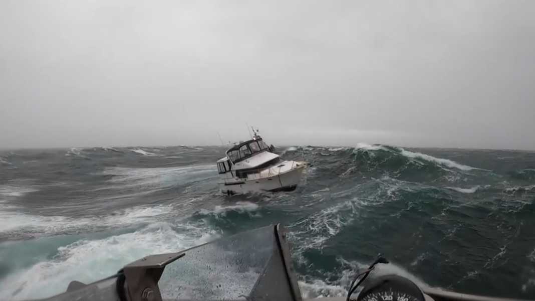 Vidéo de détresse en mer : Un bateau de 35 pieds chaviré par une vague - le skipper sauvé