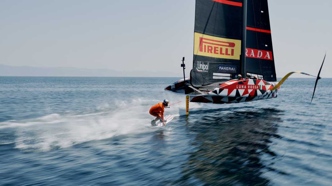 Rimorchio della Coppa America al posto del motoscafo: "Luna Rossa" traina i wakeboarder - il video diventa virale