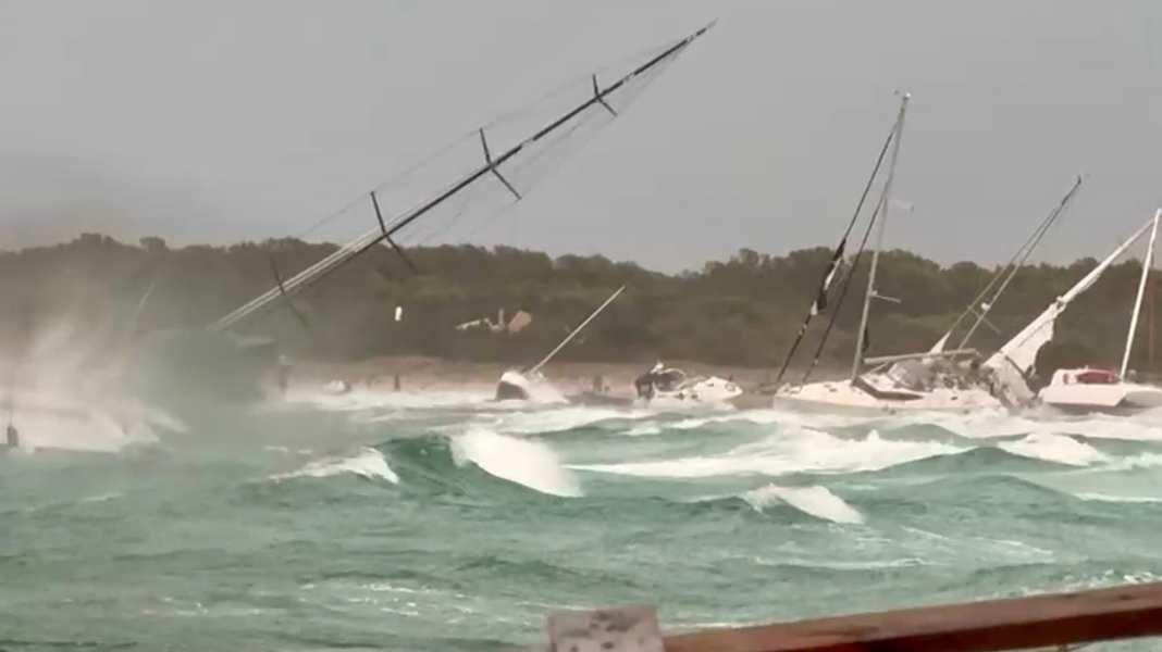 Unwetter auf den Balearen: Dutzende Boote an Land gespült