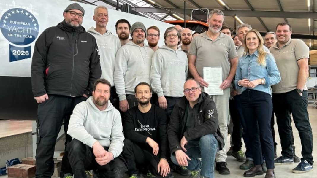 Pure Yachts: sorseggiare dalla bottiglia