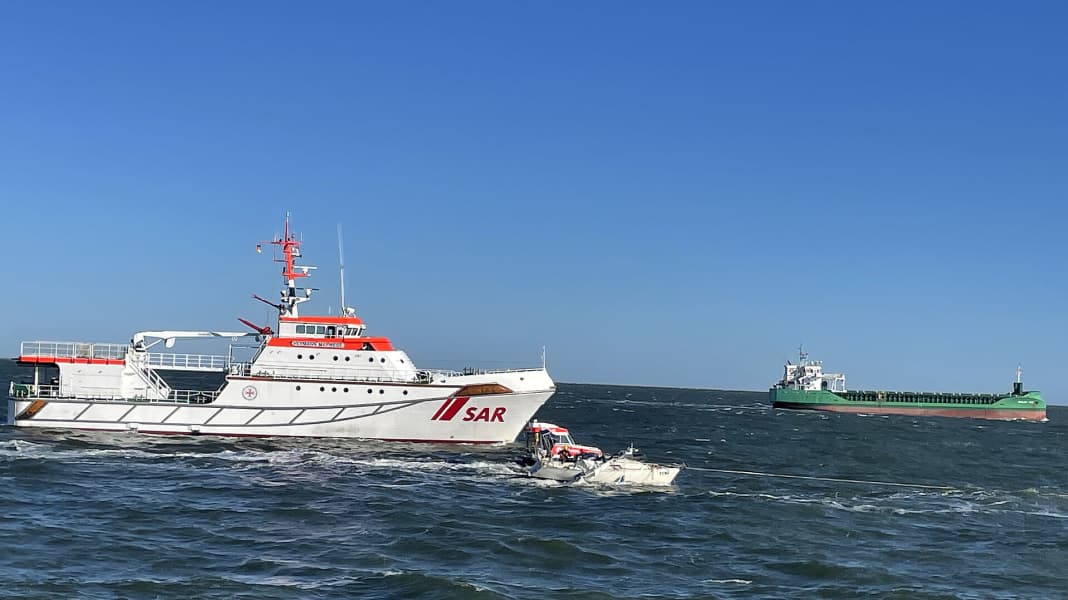 Seenot: Schwere Kollision einer Yacht mit einem Frachter