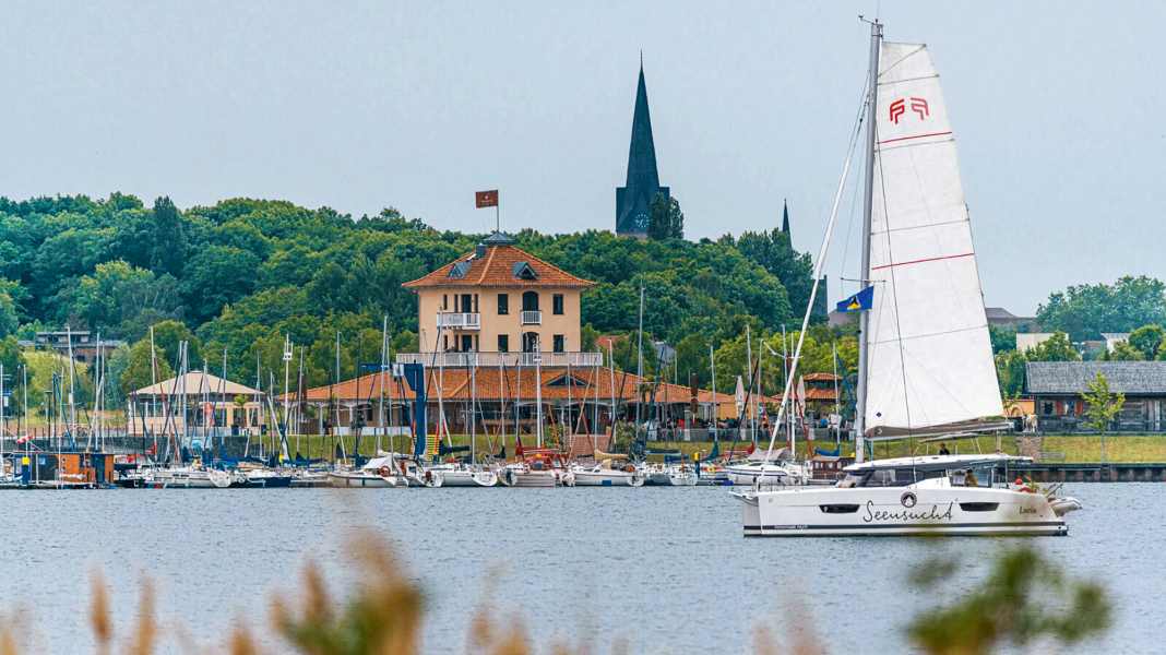 Entretien avec le public : Pourquoi un catamaran de haute mer navigue-t-il sur un lac de dragage ?