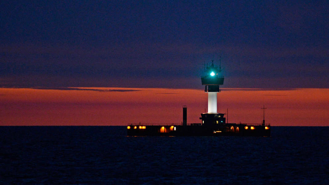 Mar Baltico: il faro di Kiel è tornato in funzione dopo un mese di buio.