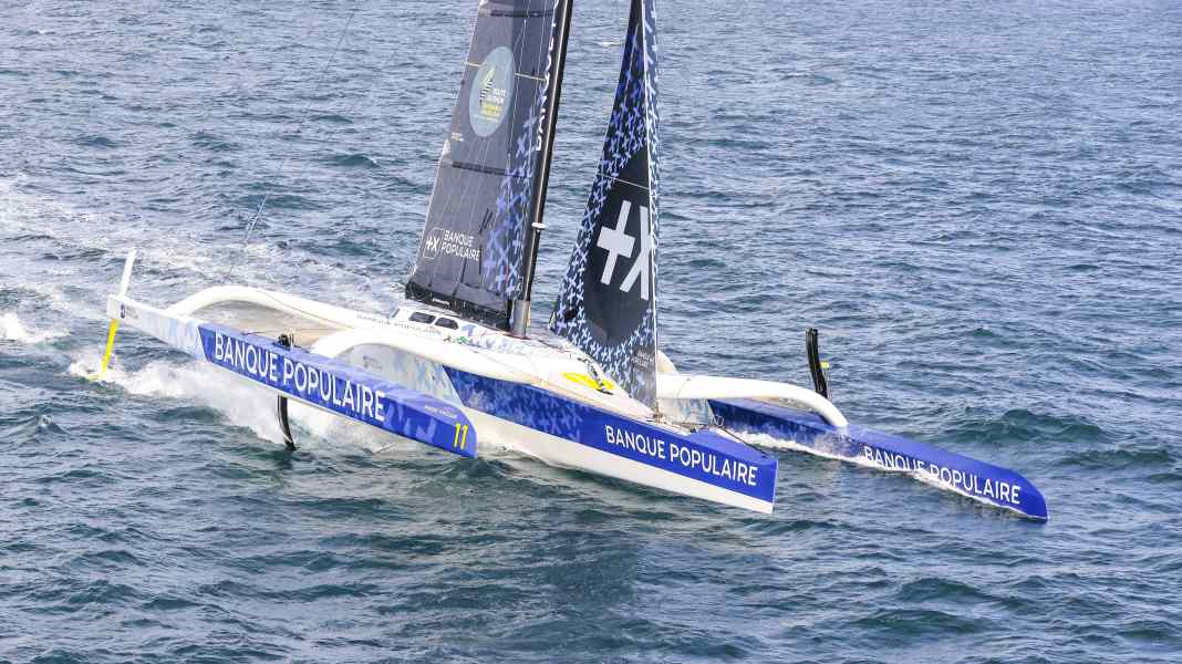 Arkea Ultim Challenge: “Banque Populaire” beim Boxenstopp, die Konkurrenz prescht davon