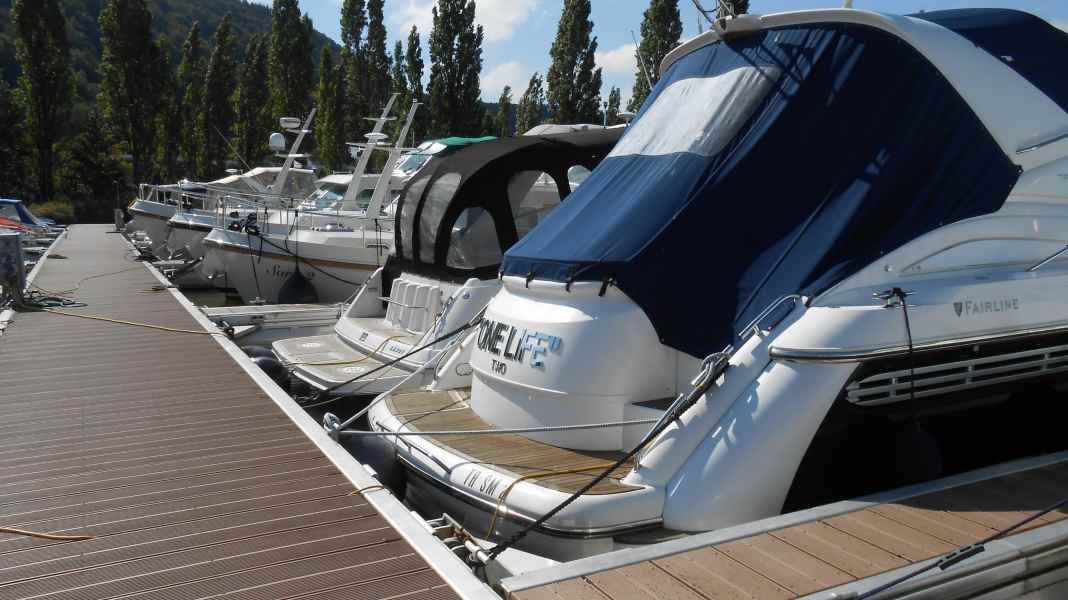 Footbridge renovation: plastic instead of wood