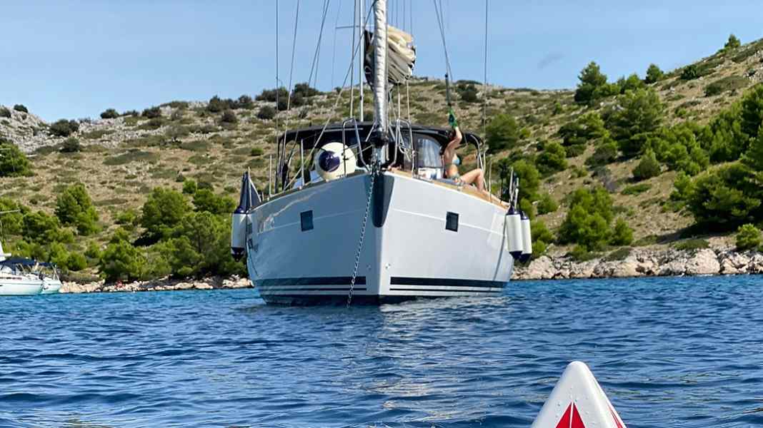 Anchoring: More peace and security? - Hold position with radio buoy