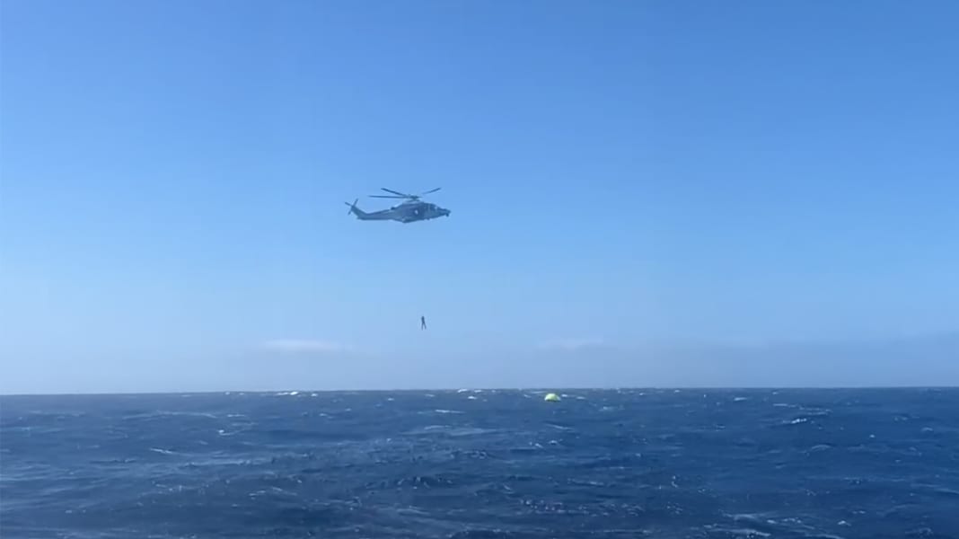 Détresse en mer : un voilier coule en cinq minutes - l'équipage est secouru par hélicoptère