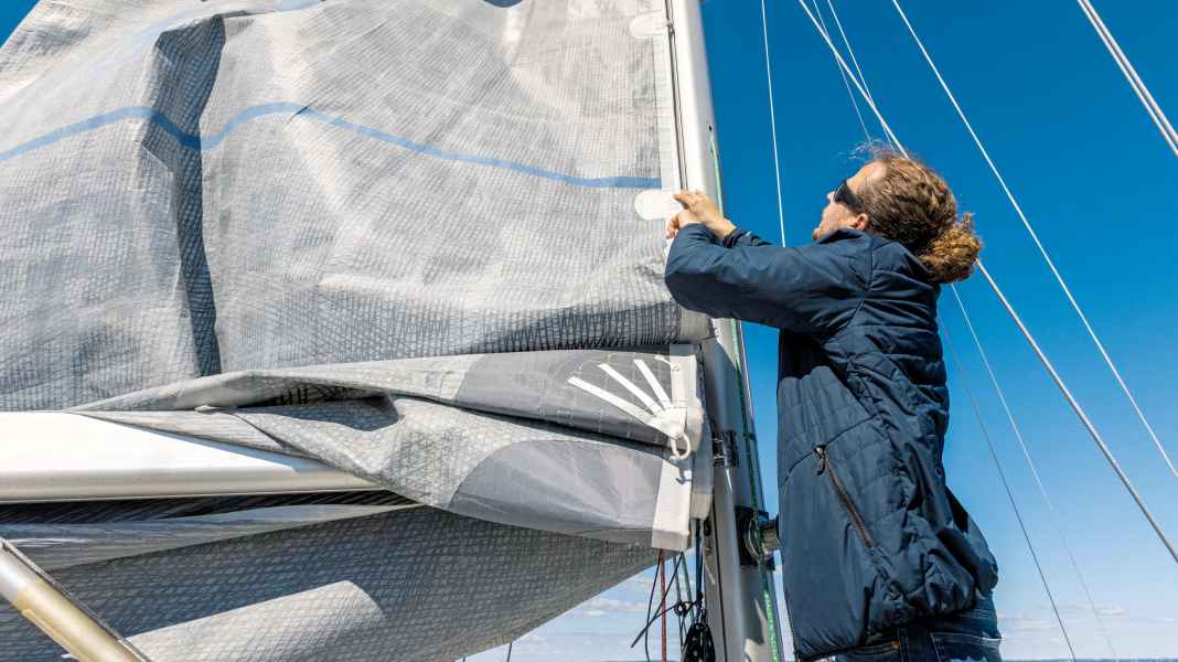 Maitrise de la mer : astuces pour hisser et affaler la grand-voile