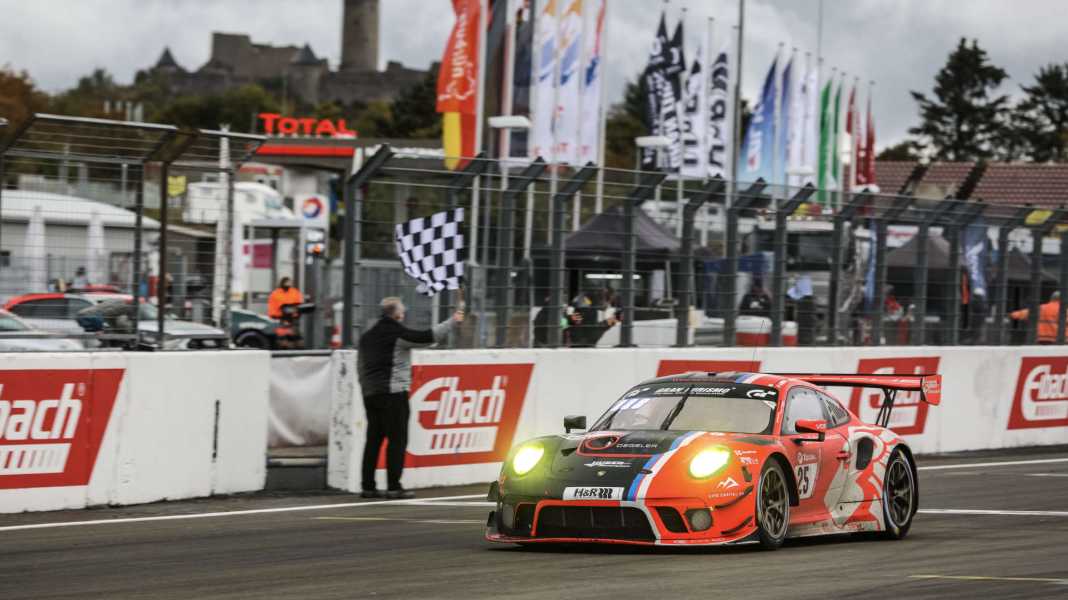 Zwei Porsche unter den Top 10 beim 24-Stunden-Rennen am Nürburgring: Schwieriger Eifel-Klassiker