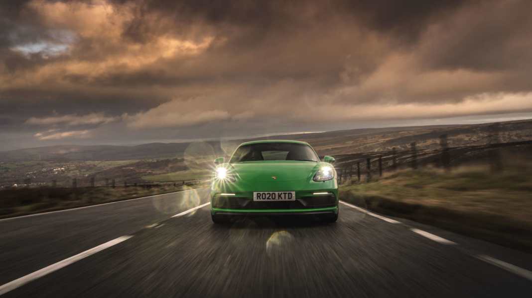 Schlangenbeschwören mit einem Porsche 718 Cayman: Snake Pass in England