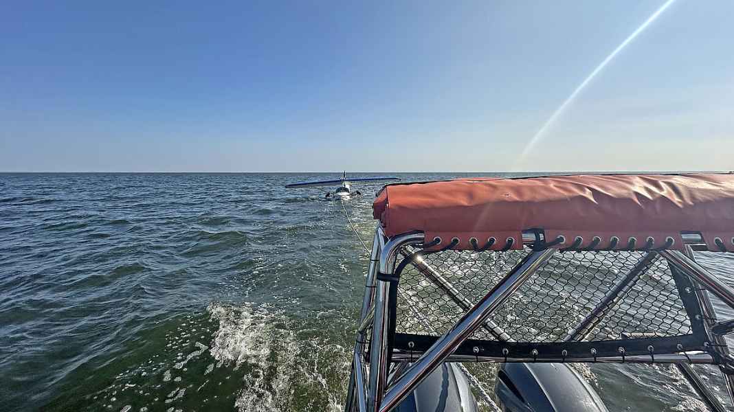 Curioso incidente: aereo in difficoltà in mare