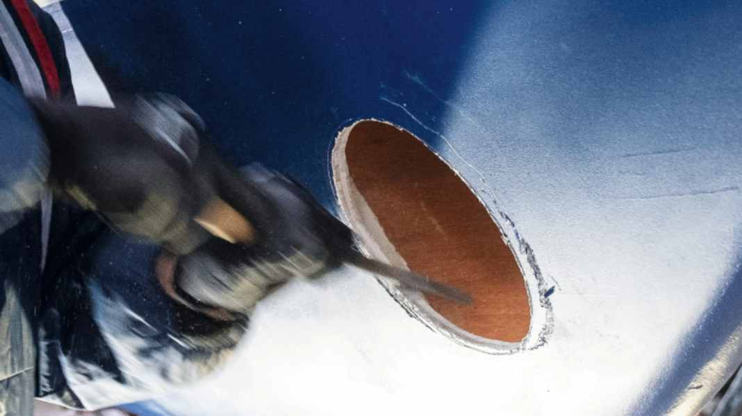 Harbour manoeuvres: Retrofitting the bow thruster - instructions