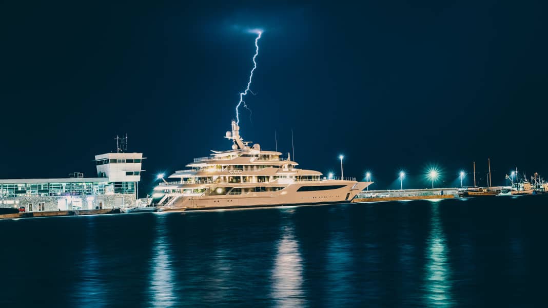 Thunderstorms on a boat: What to do if there is a risk of lightning