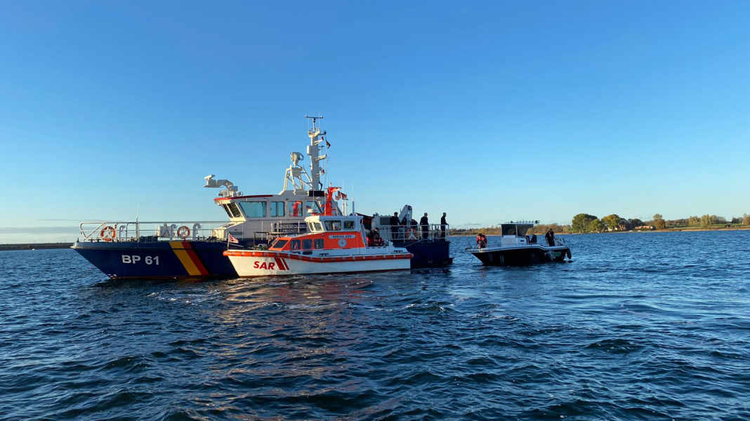 Accident: Motorboat loses outboard motor - sea rescuers and police rescue crew