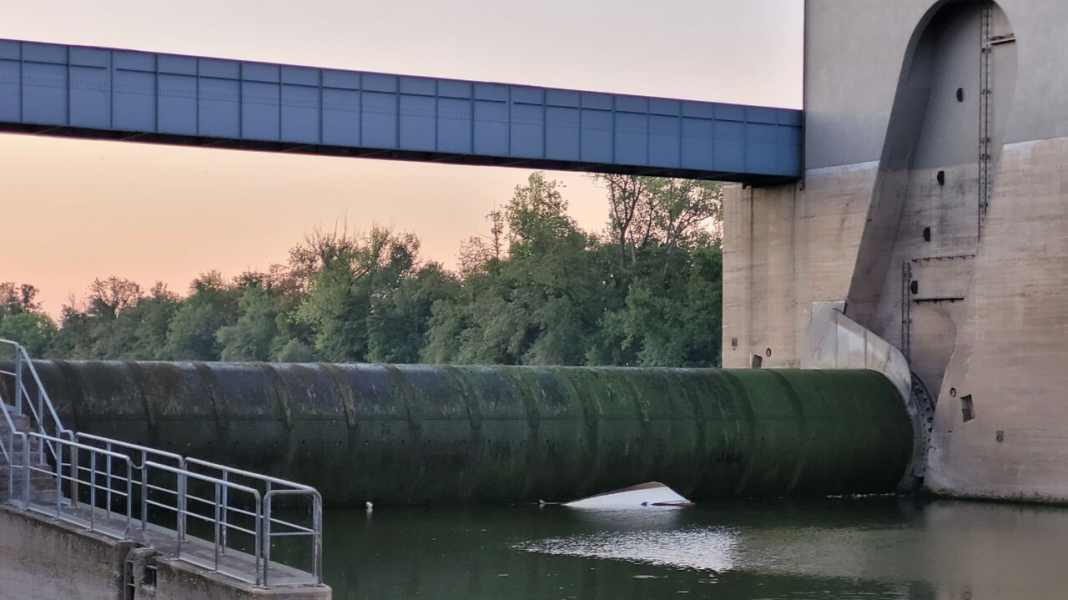 Accident: Motorboat plunges down weir and capsizes