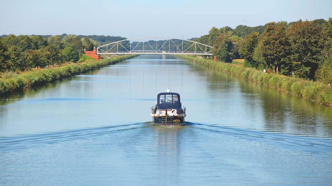 Charter & area: Mittelland Canal - 325 km