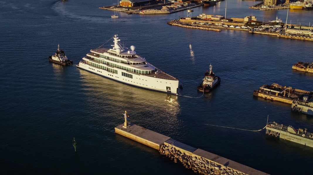 Benetti's gigantic show continues