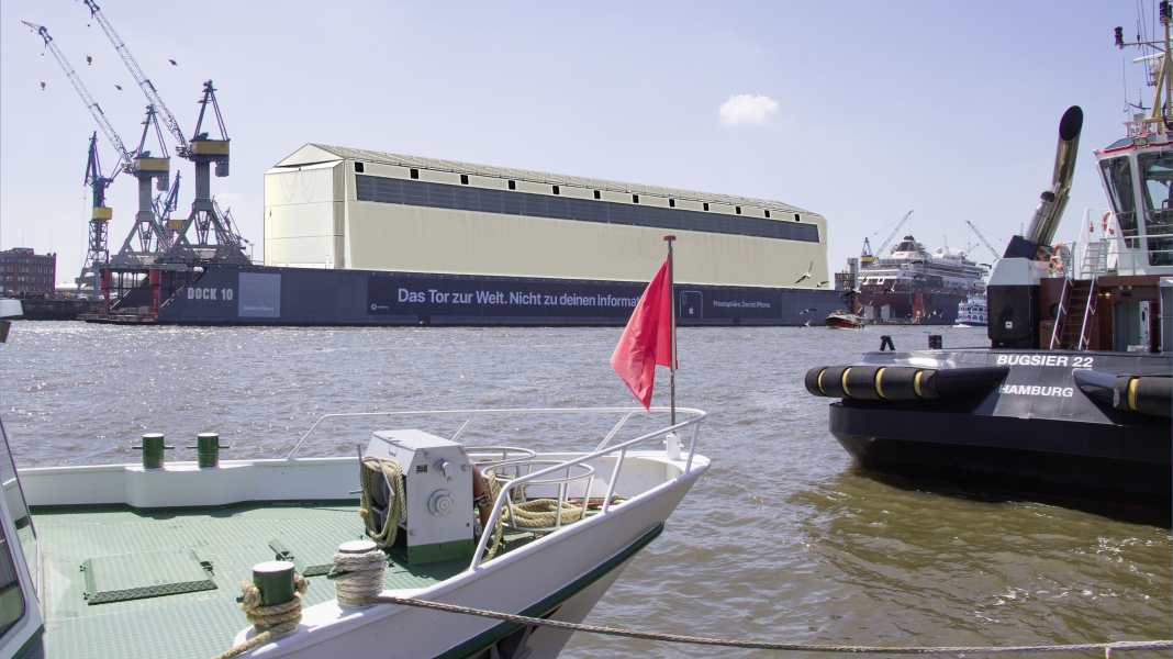 Lürssen roofs over Dock 10 at Blohm+Voss