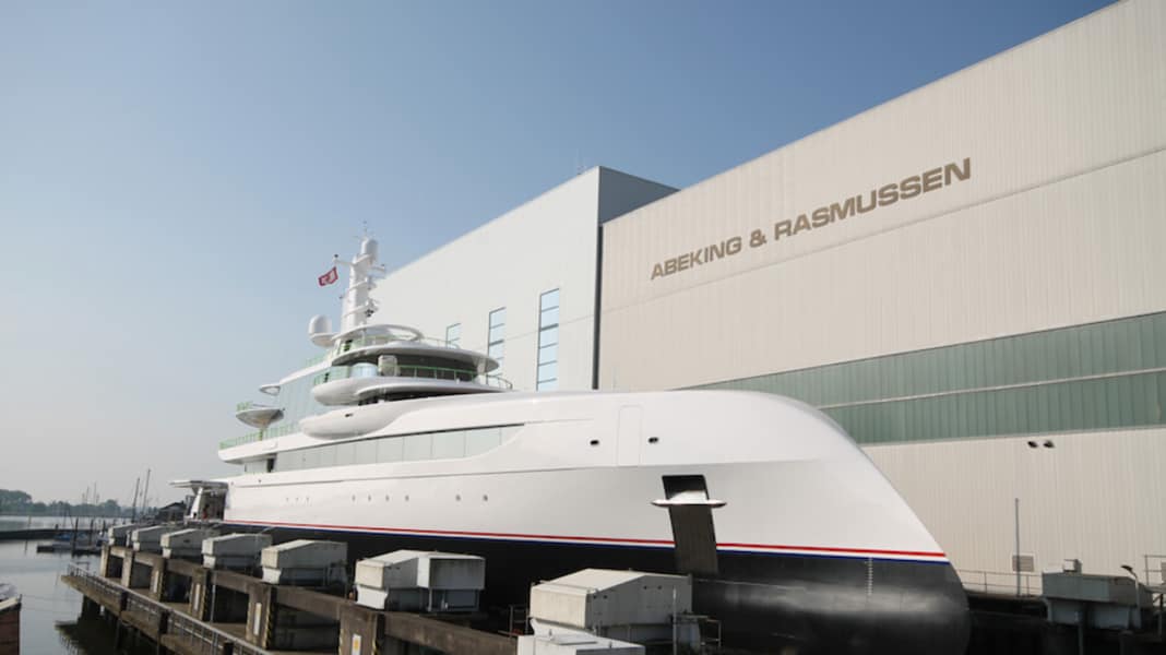 A&R lässt 80-Meter-„Excellence" zu Wasser