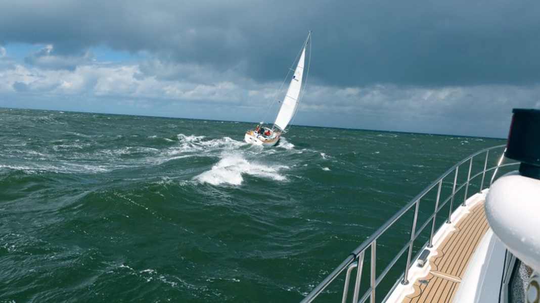 Sailing yacht vs. motorboat: boat swap at 8 Beaufort - two editors report