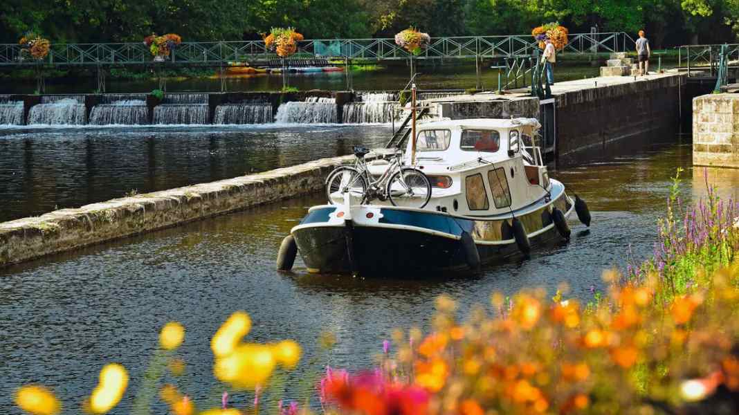 Voyage: From lock to lock - charter cruise through Brittany
