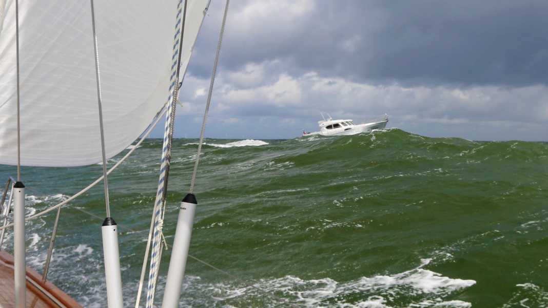 Motor and sailing yacht in comparison - Under sail: Changing over for a day