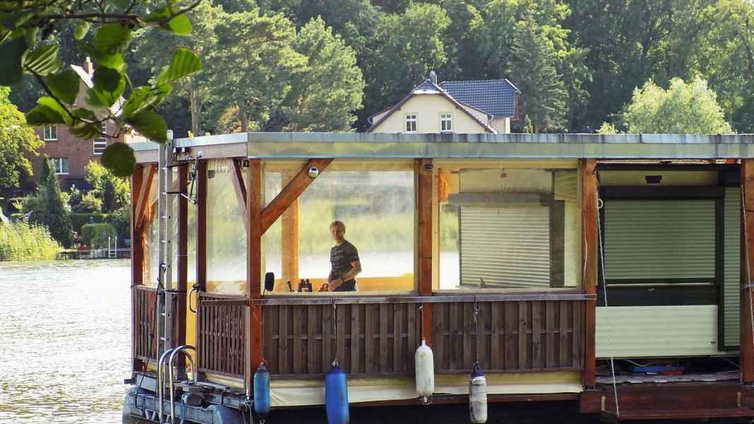 Law: Houseboat - Turnaround in the houseboat drama