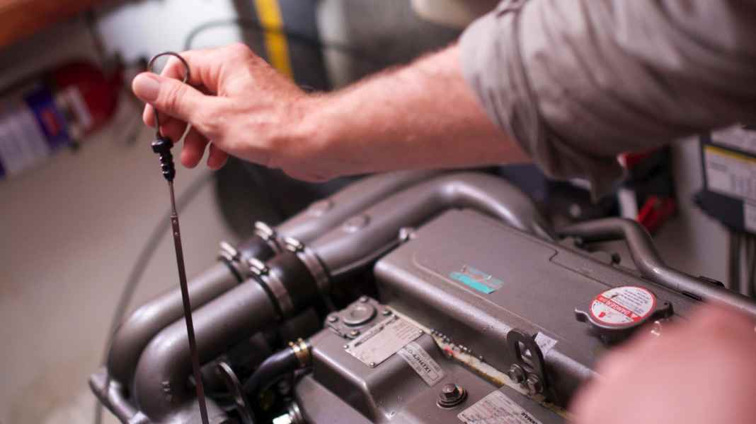 Season start special: How to change the oil in a boat engine!