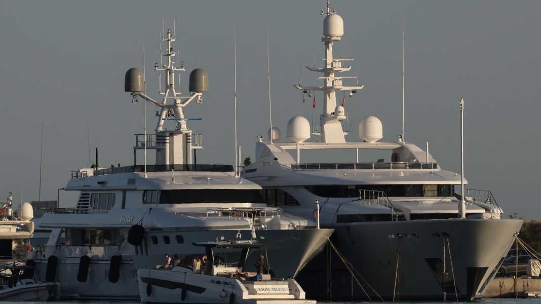 Forest fire on Hydra: Fireworks from a mega yacht are said to have started the fire