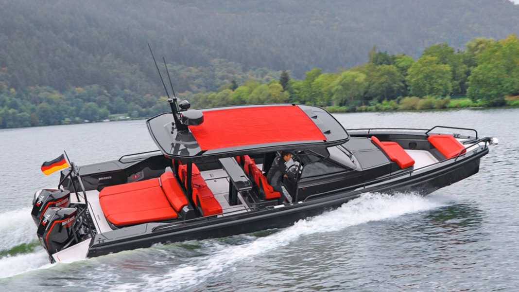 Test: Daycruiser mit Außenborder - Brabus Shadow 900 Black Ops