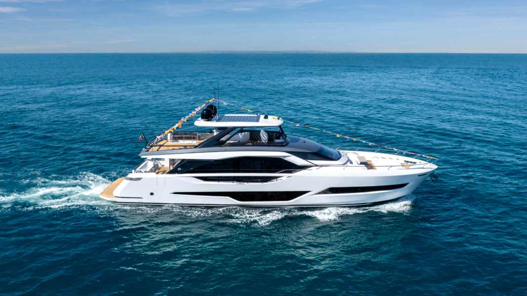 Flybridge-Frischekur: Große Show für Ferretti Yachts 800