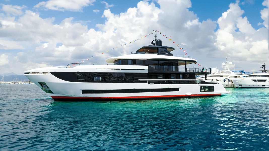 Oceano 39 by Mangusta: 39 metre long glass villa on the sea