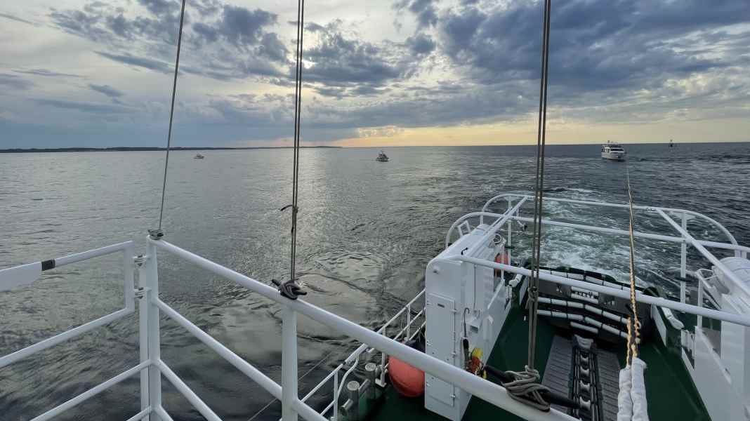 Wismar Bay: Four people and a dog rescued from a motor yacht