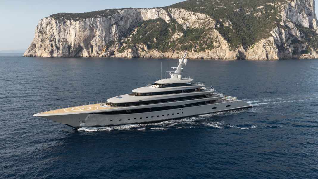 “Nixie”: What the 102-metre Lürssen has to offer for 2.4 million euros a week