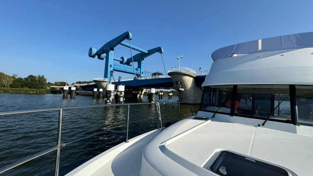 Peenebrücke Wolgast defekt: Hohe Motorboote müssen warten
